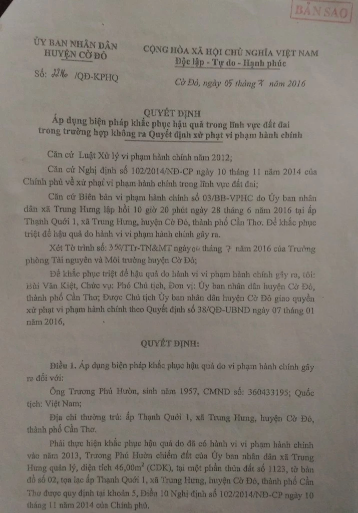 Giấy chứng nhận xã Trung Hưng cấp cho ông Hườn giao cho ông sử dụng vĩnh viễn 150m2 đất và Quyết định 2216 của UBND huyện Cờ Đỏ đã bị tòa phúc thẩm tuyên hủy. Ảnh: NN 2