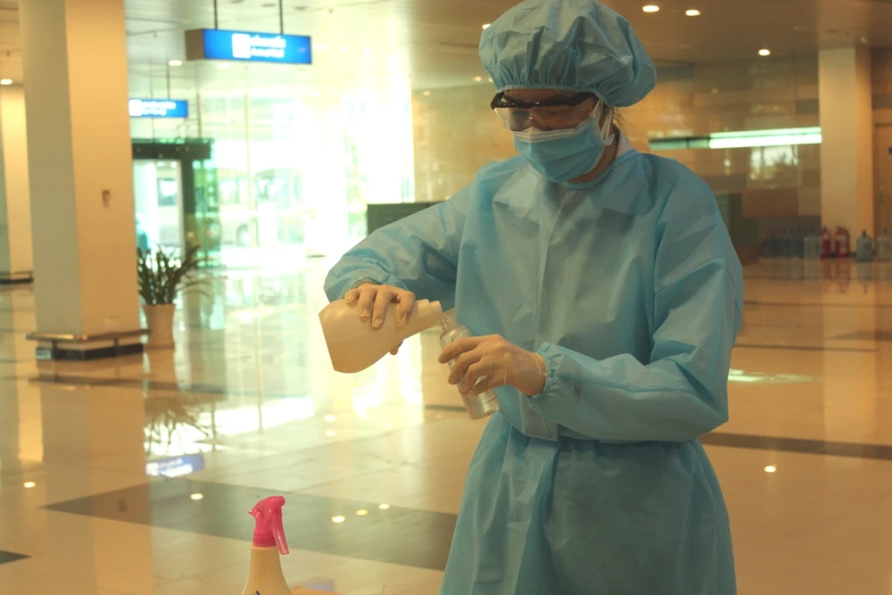 Nhân viên sân bay Cần Thơ chuẩn bị nước rửa tay khô sát khuẩn đón khách Hàn Quốc