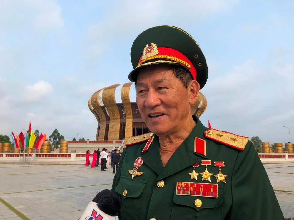 Anh hùng, trung tướng Không quân Việt Nam Phạm Tuân chia sẻ cảm xúc với phóng viên sau buổi Lễ dâng hương. Ảnh: NHẪN NAM