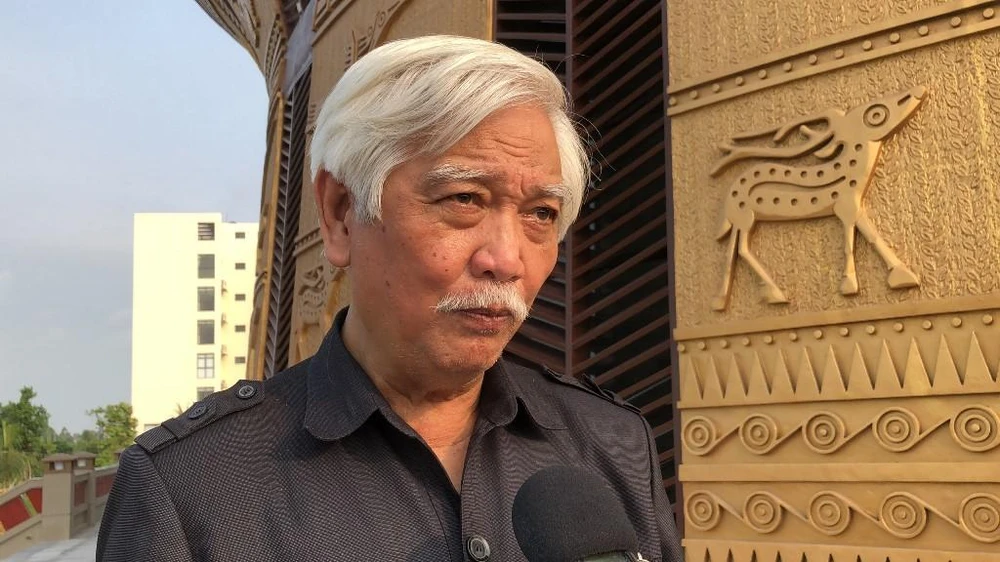 Nhà sử học Dương Trung Quốc chia sẻ về tín ngưỡng thờ cúng Vua Hùng sau buổi Lễ. Ảnh: NHẪN NAM