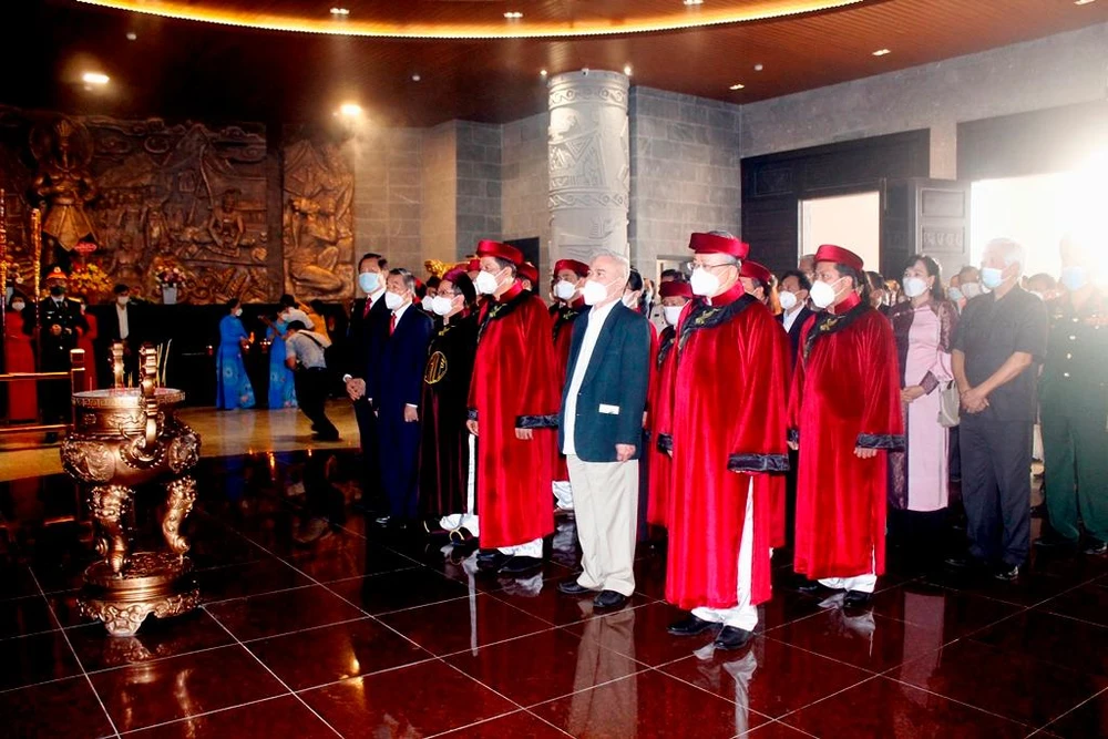 Lãnh đạo TP Cần Thơ cùng các cơ quan, ban ngành nghiêm cẩn chuẩn bị hành lễ dâng hương các Vua Hùng. Ảnh: NHẪN NAM