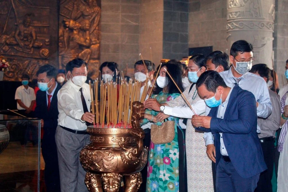 Người dân thắp hương tưởng nhớ các Vua Hùng tại Đền Hùng TP Cần Thơ. Ảnh: NHẪN NAM