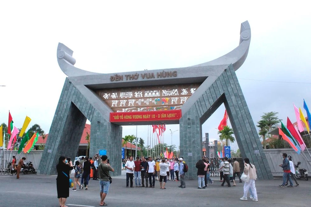 Hàng ngàn người dân đổ về Đền Hùng TP Cần Thơ chiêm bái, dâng hương ngày giổ Tổ. Ảnh: NHẪN NAM