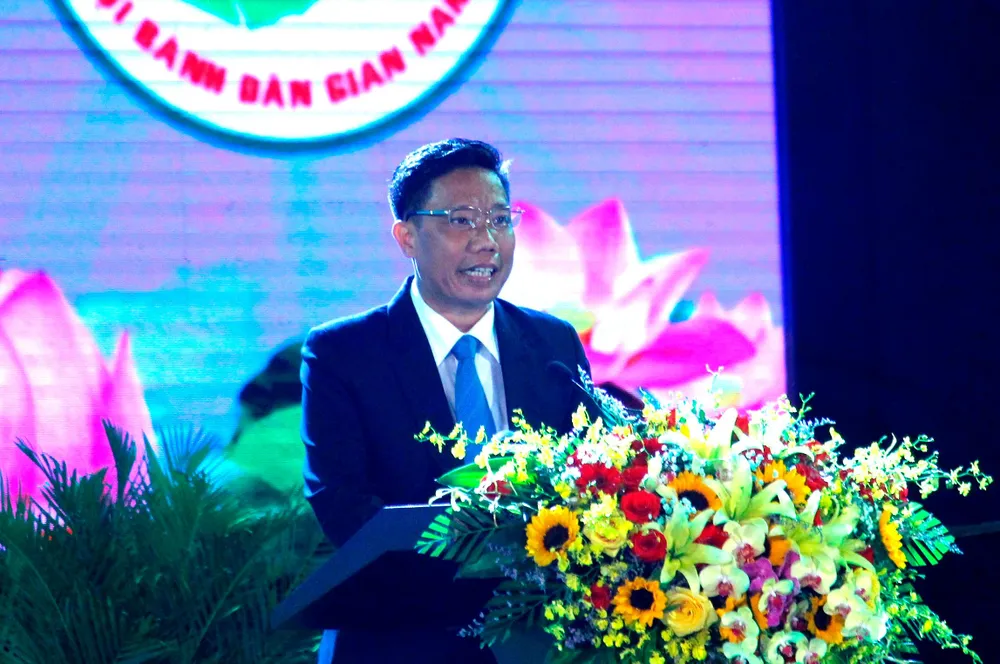 Phó Chủ tịch UBND TP Cần Thơ Nguyễn Thực Hiện phát biểu tại Lễ bế mạc tối 11-4. Ảnh: NHẪN NAM