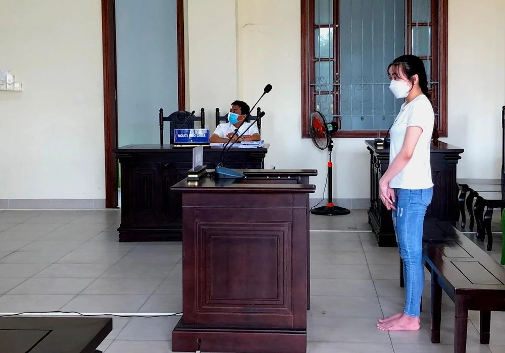 Bị cáo Thư tại tòa phúc thẩm ngày 12-4. Ảnh: NHẪN NAM