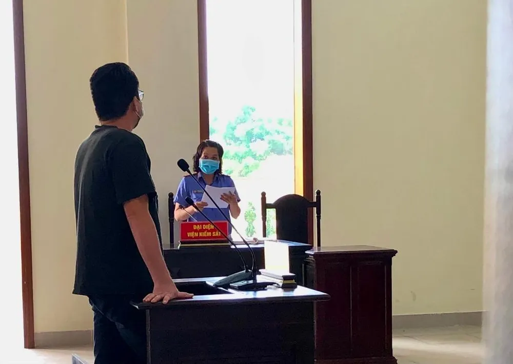 Bị cáo Simon nghe VKS đọc cáo trạng tại tòa ngày 14-4. Ảnh: NHẪN NAM Bị cáo Simon nghe VKS đọc cáo trạng tại tòa ngày 14-4. Ảnh: NHẪN NAM