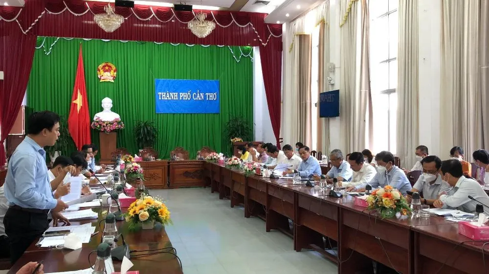 Thành viên đoàn giám sát đặt câu hỏi tại buổi giám sát ngày 19-4 với UBND TP và các sở, ngành. Ảnh: NHẪN NAM Thành viên đoàn giám sát đặt câu hỏi tại buổi giám sát ngày 19-4 với UBND TP và các sở, ngành. Ảnh: NHẪN NAM