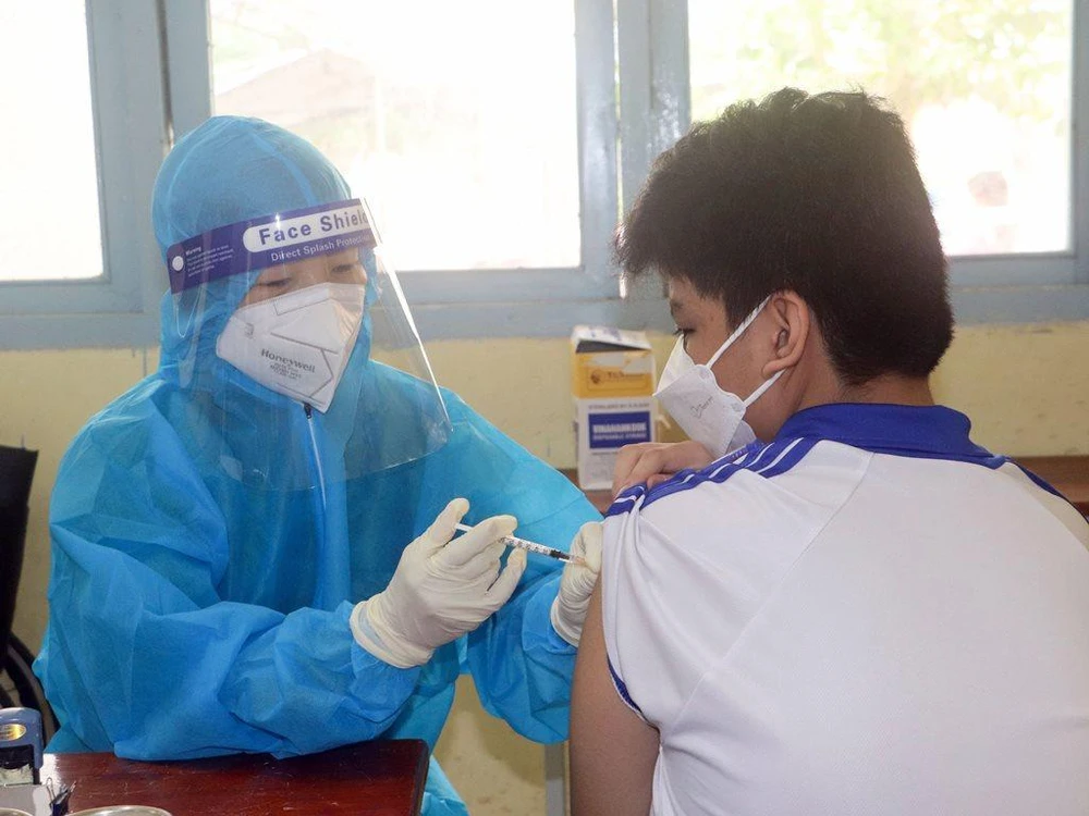 Cần Thơ tiêm vaccine phòng COVID-19 mũi 2 cho trẻ từ 12 đến 17 tuổi hồi cuối năm 2021. Ảnh: CHÂU ANH