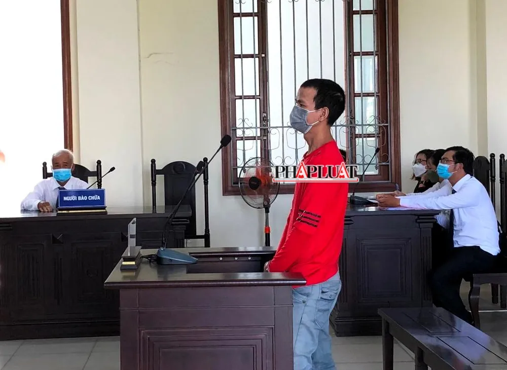 Bị cáo Hận nghe tòa tuyên án chiều 20-4. Ảnh: NHẪN NAM