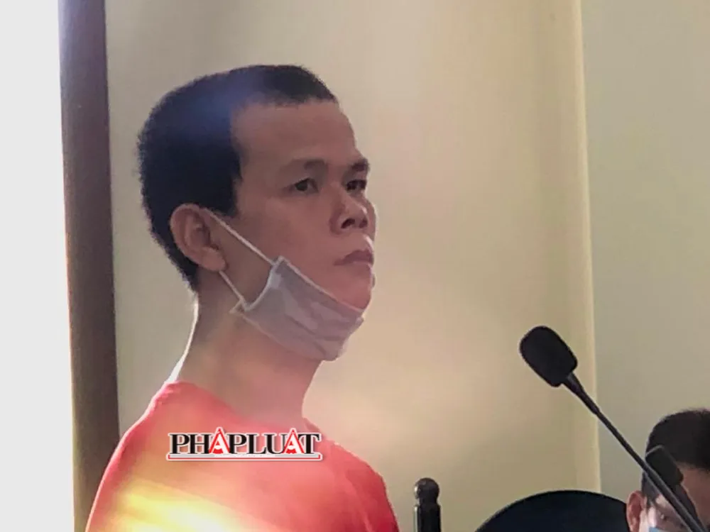 Bị cáo Liêu Hận tại tòa ngày 20-4. Ảnh: NHẪN NAM