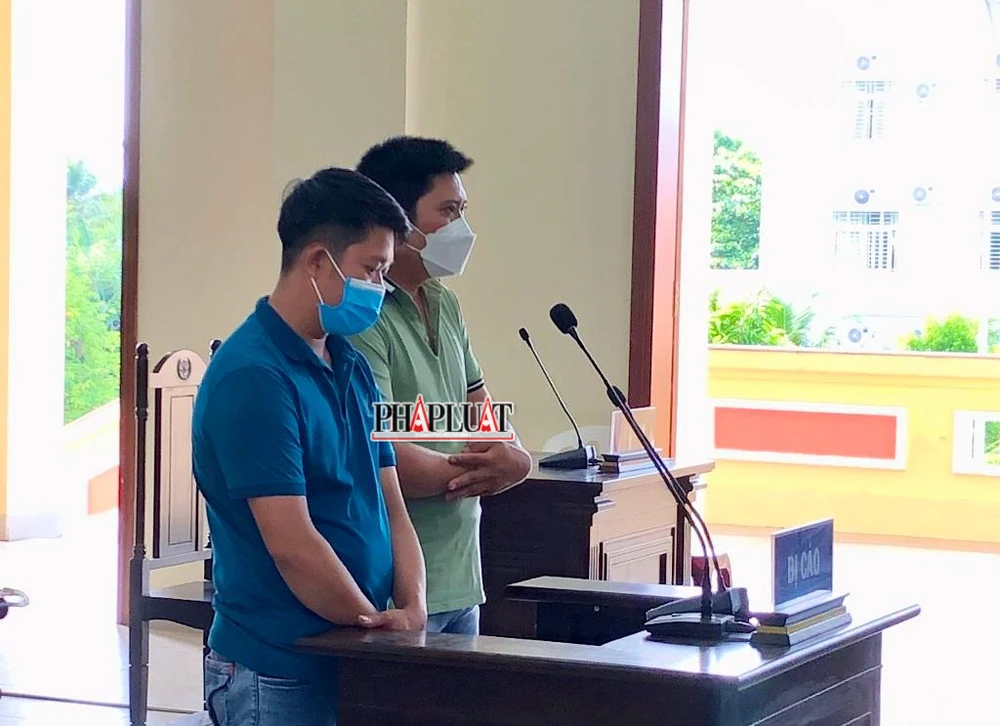 Hai bị cáo An và Sáng tại tòa ngày 22-4. Ảnh: NHẪN NAM