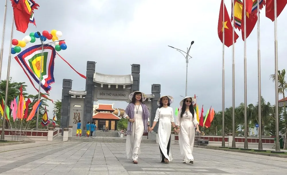 Dịp Lễ giỗ Tổ vừa qua có rất nhiều người đã đến Đền thờ Vua Hùng TP Cần Thơ để chiêm bái và chụp nhiều bức hình đẹp. Ảnh: NHẪN NAM