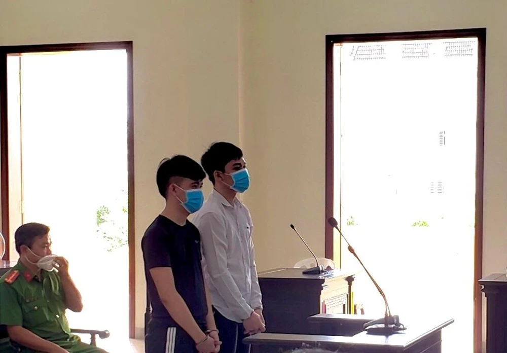 Hai bị cáo Đạt và Nhân tại tòa ngày 27-4. Ảnh: CTV