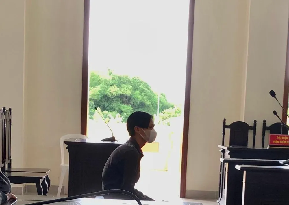 Bị cáo Mil chờ nghe tòa phúc thẩm tuyên án. Ảnh: NHẪN NAM Bị cáo Mil chờ nghe tòa phúc thẩm tuyên án. Ảnh: NHẪN NAM