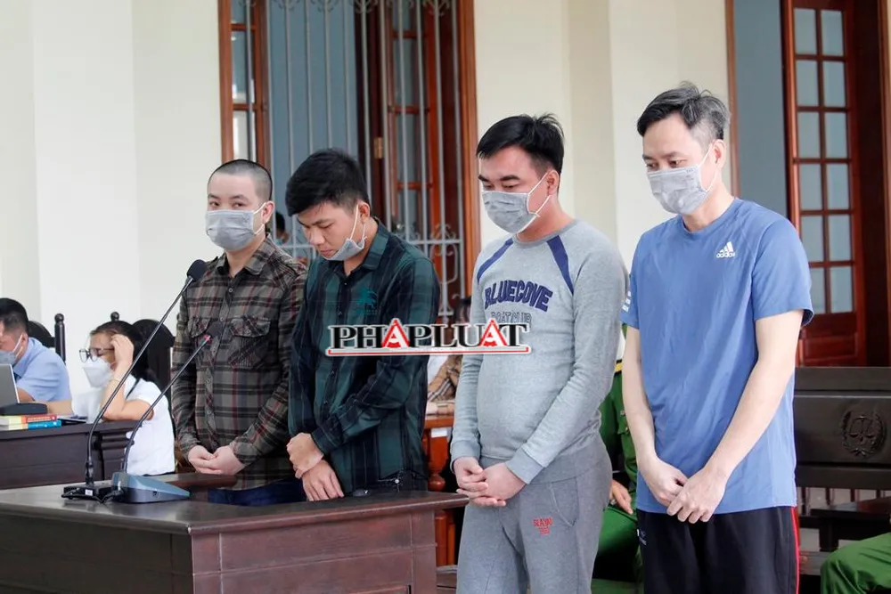 Từ phải qua, các bị cáo Thanh, Lộc, Khánh và Phi tại tòa chiều ngày 29-4. Ảnh: NHẪN NAM Từ phải qua, các bị cáo Thanh, Lộc, Khánh và Phi tại tòa chiều ngày 29-4. Ảnh: NHẪN NAM