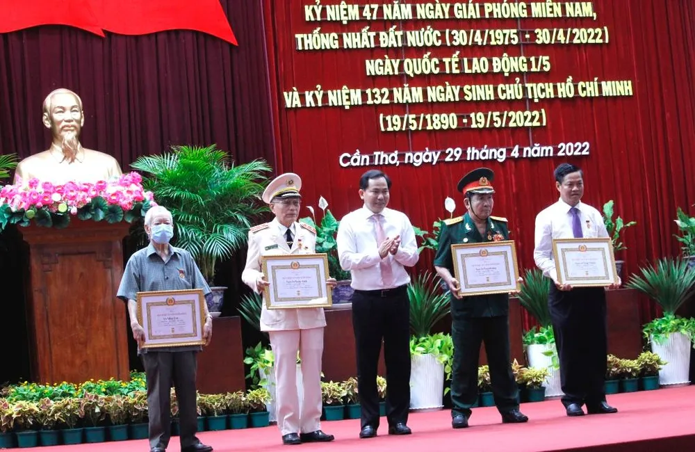 Bí thư Thành ủy Cần Thơ Lê Quang Mạnh trao huy hiệu đảng cho bốn người cao niên tuổi đảnng tại buổi họp mặt. Ảnh: NHẪN NAM