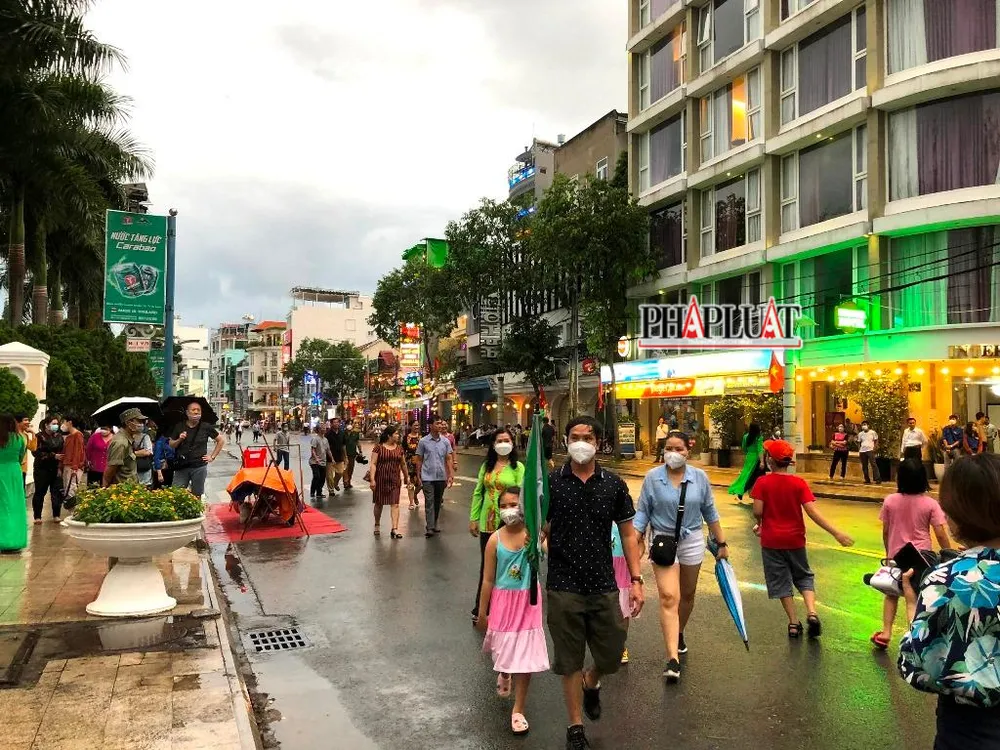 Ngay khi trời ngớt mưa, rất đông người dân và khách du lịch đã đổ xuống phố đi bộ Ninh Kiều chiều tối 30-4. Ảnh: NHẪN NAM