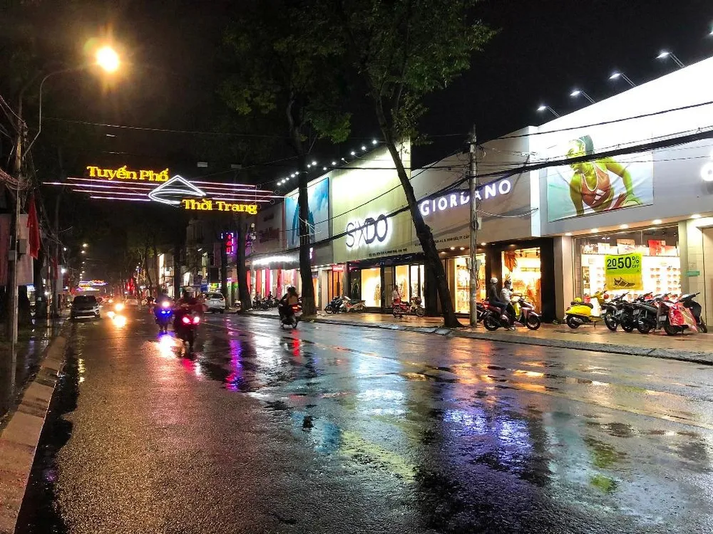 Tuyến phố thời trang ở đường Nguyễn Trãi là một trong những phố mua sắm được nêu trong đề án. Ảnh: NHẪN NAM