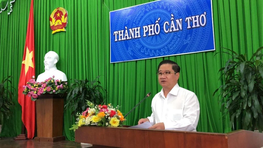 Chủ tịch UBND TP Cần Thơ Trần Việt Trường phát biểu chỉ đạo tại cuộc họp chiều 5-5. Ảnh: NHẪN NAM