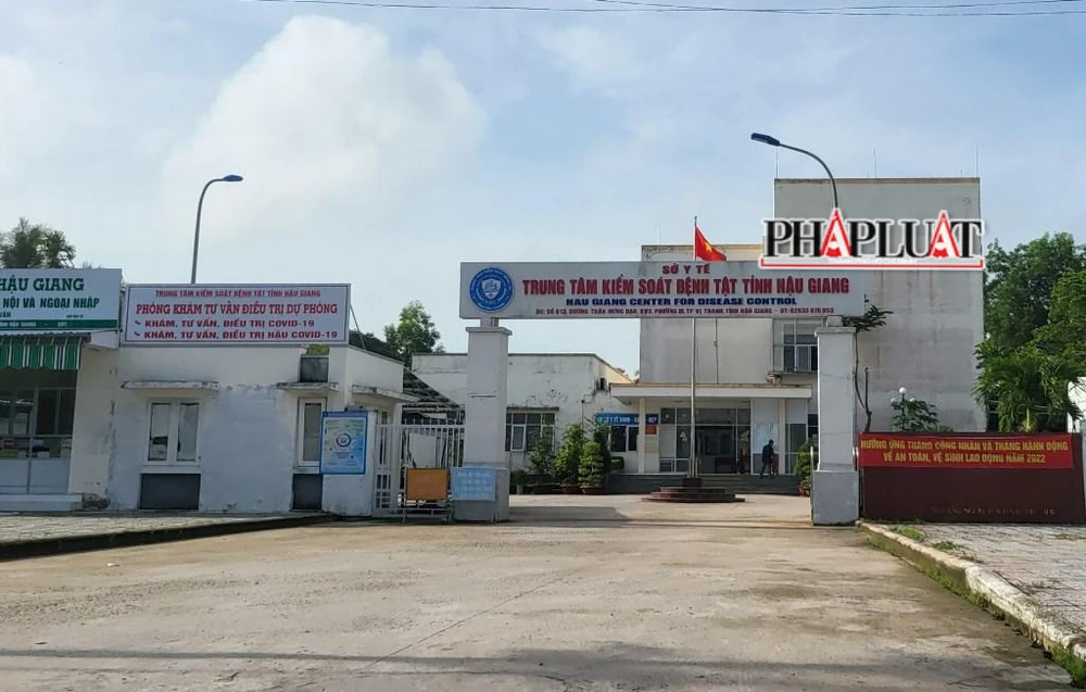 Giám đốc CDC Hậu Giang vừa bị cách hết chức vụ trong Đảng và chính quyền. Ảnh: CHÂU ANH