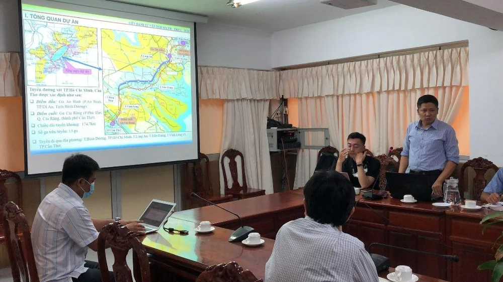 Đơn vị tư vấn trình bày báo cáo hướng tuyến và ga trên địa phận TP Cần Thơ tại cuộc họp. Ảnh: NHẪN NAM