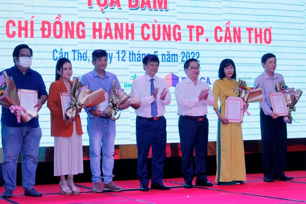 Nhóm các tác giả nhận giải Nhất thể loại báo điện tử, báo in và phát thanh, truyền hình. Ảnh: NHẪN NAM