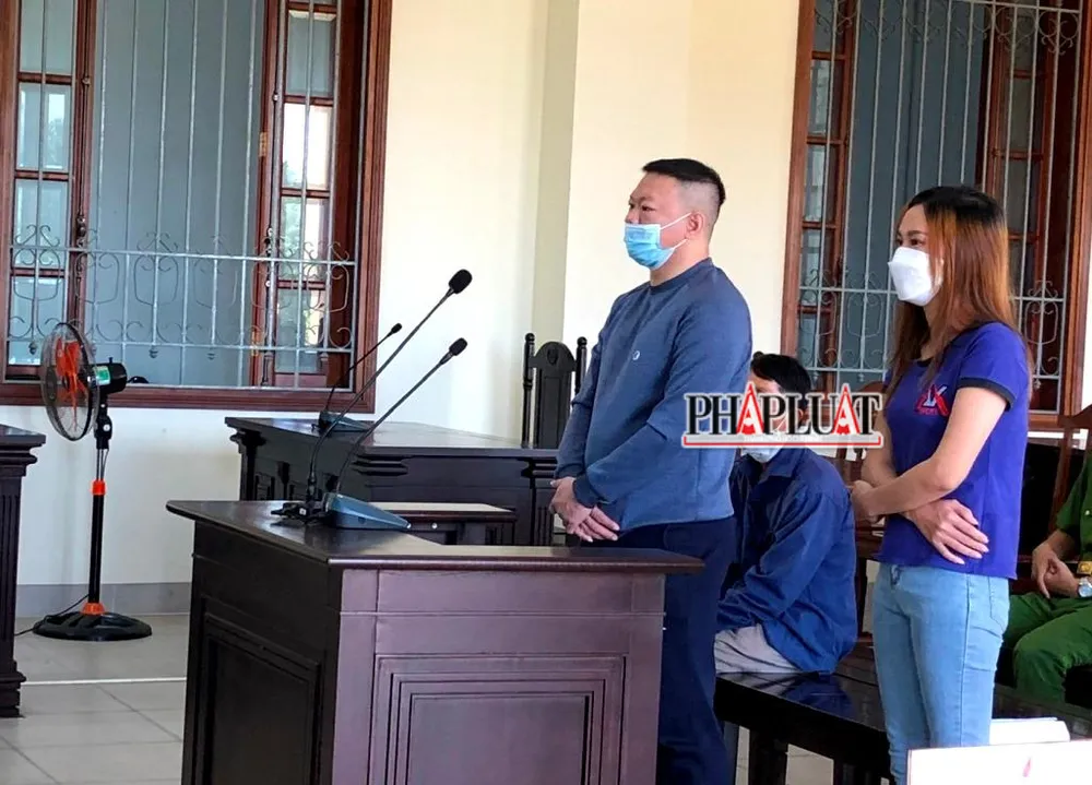 Hai bị cáo Nhật và Thảo tại tòa ngày 13-5. Ảnh: NHẪN NAM