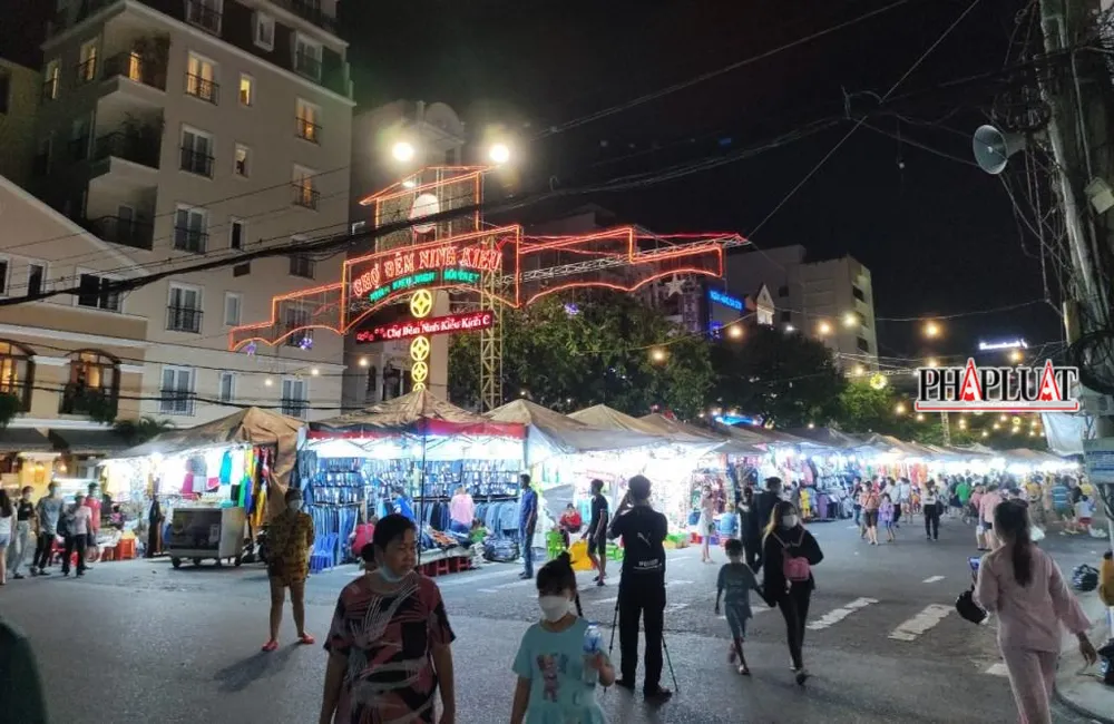 Chợ đêm Ninh Kiều, TP Cần Thơ. Ảnh: NHẪN NAM Chợ đêm Ninh Kiều, TP Cần Thơ. Ảnh: NHẪN NAM