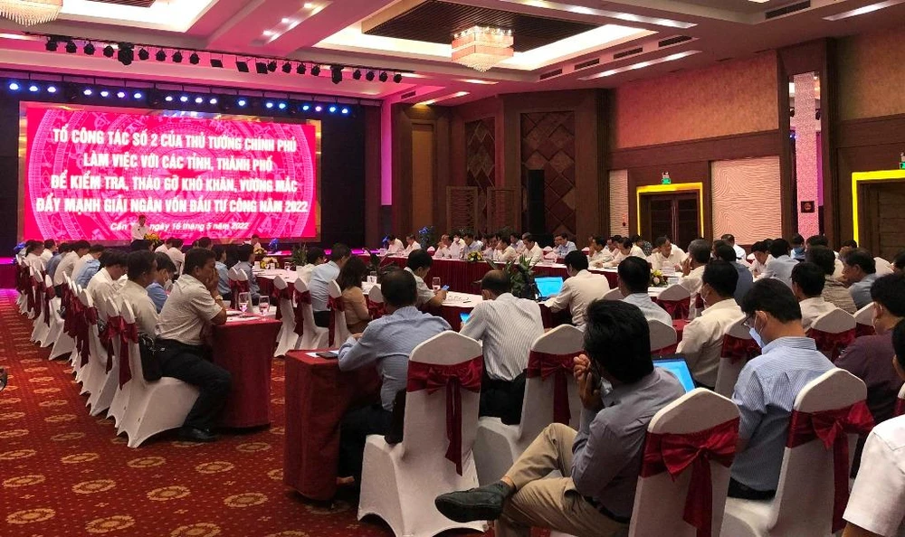 Tổ công tác số 2 của Thủ tướng Chính phủ họp với 8 tỉnh, thành phía Nam về công tác giải ngân vốn đầu tư công tại Cần Thơ chiều 16-5. Ảnh: NHẪN NAM