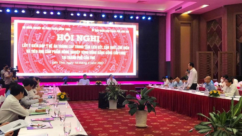 Hội nghị lấy ý kiến dự thảo đề án thành lập Trung tâm liên kết, sản xuất, chế biến và tiêu thụ sản phẩm nông nghiệp vùng ĐBSCL đặt tại TP Cần Thơ ngày 19-5. Ảnh: NHẪN NAM