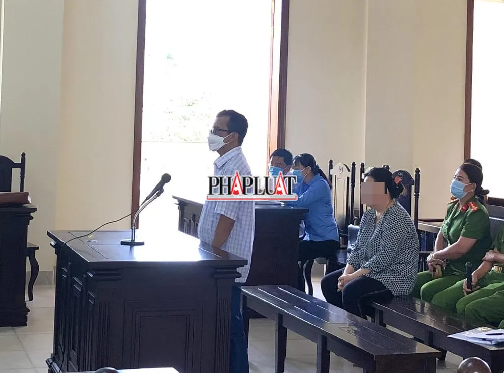 Bị cáo Tùng nghe tòa phúc thẩm tuyên án ngày 20-5. Ảnh: NHẪN NAM