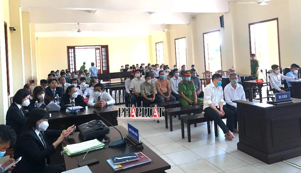 Quang cảnh phòng xét xử vụ án ngày 20-5 với rất nhiều người đến dự. Ảnh: NHẪN NAM