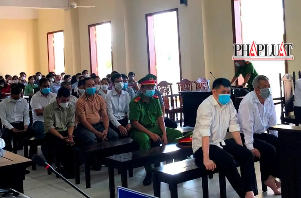 Bị cáo Nguyễn Minh Chuyển, Trần Anh Huy (ngồi hàng ghế đầu) cùng nhiều bị cáo có mặt tại tòa ngày 20-5. Ảnh: NHẪN NAM