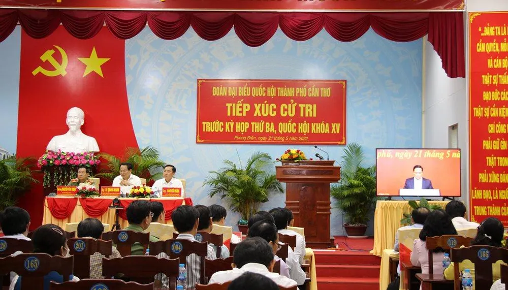 Thủ tướng Phạm Minh Chính cùng Đoàn đại biểu Quốc hội TP Cần Thơ tiếp xúc trực tuyến với cử tri TP Cần Thơ ngày 21-5. Ảnh: CTV