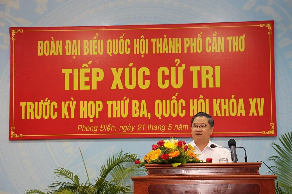 Chủ tịch UBND TP Cần Thơ Trần Việt Trường trả lời một số vấn đề cử tri nêu ra tại cuộc tiếp xúc tri ngày 21-5. Ảnh: CTV