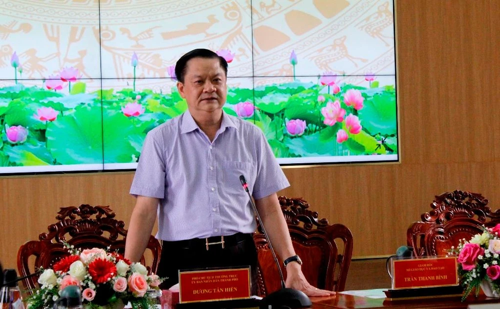 Phó Chủ tịch UBND TP Cần Thơ Dương Tấn Hiển phát biểu chỉ đạo tại cuộc họp chiều 25-5. Ảnh: NHẪN NAM