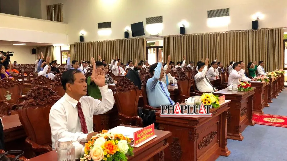 Đại biểu HĐND TP Cần Thơ biểu quyết thông qua việc bố trí vốn từ ngân sách địa phương cho cao tốc Châu Đốc - Cần Thơ - Sóc Trăng chiều 27-5. Ảnh: NHẪN NAM