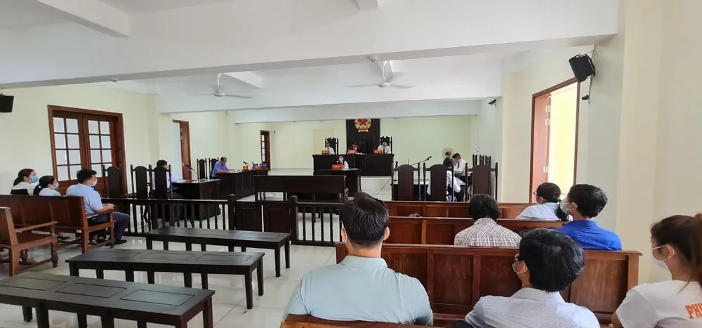 Quang cảnh phiên tòa xét xử vụ kiện hành chính ngày 30-5. Ảnh: HN