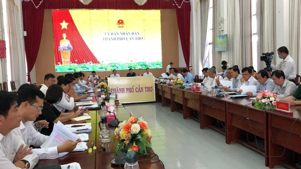 Cuộc họp thường kỳ UBND TP Cần Thơ tháng 5 diễn ra ngày 6-6. Ảnh: NHẪN NAM