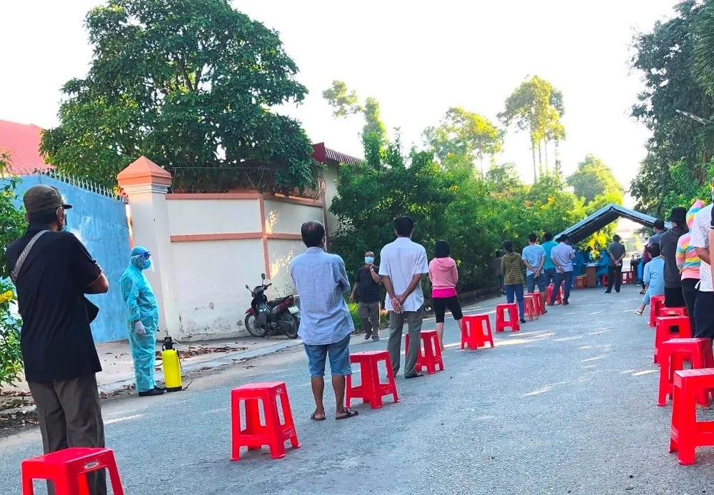 Người dân Cần Thơ xếp hàng để chờ xét nghiệm COVID-19 trên diện rộng toàn cộng đồng vào thời điểm tháng 8-2021. Ảnh: NN