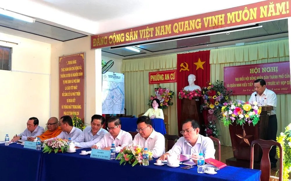 Các đại biểu HĐND TP Cần Thơ và quận Ninh Kiều tiếp xúc cử tri các phường An Cư, Thới Bình, Cái Khế. Ảnh: NHẪN NAM