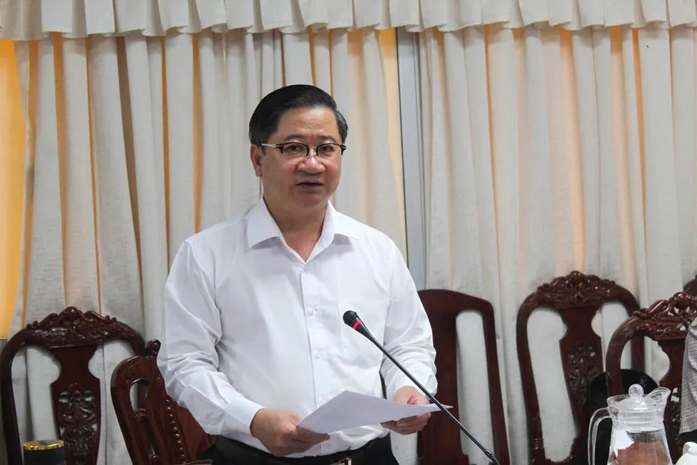 Chủ tịch UBND TP Cần Thơ Trần Việt Trường phát biểu tại cuộc họp ngày 14-6. Ảnh: NHẪN NAM