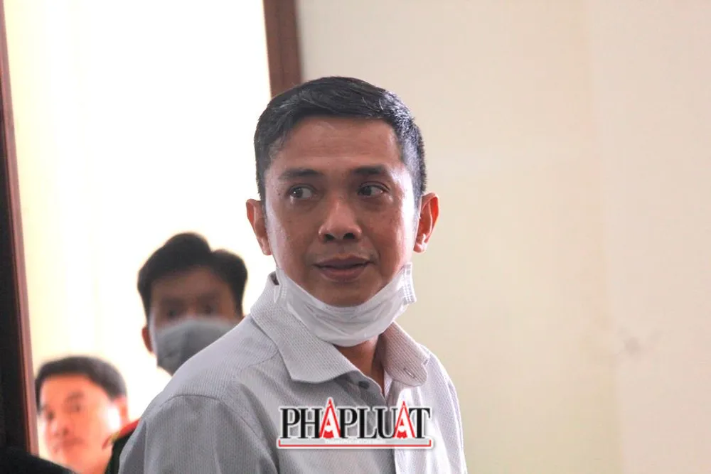 Bị cáo Bùi Tuấn Anh giữ nguyên yêu cầu xin hoãn phiên tòa hôm nay. Ảnh: NHẪN NAM