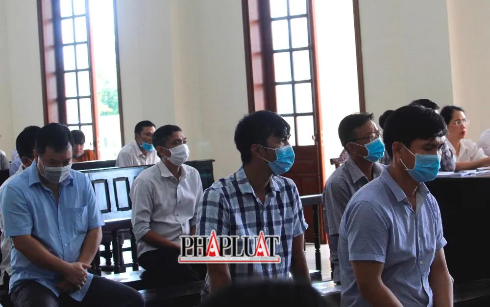 Sáu bị cáo trong vụ vi phạm quy định về cho vay xảy ra tại Agribank có mặt tại phiên tòa ngày 16-6. Ảnh: NHẪN NAM