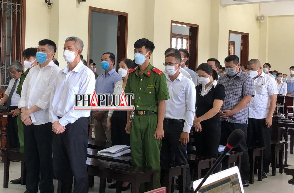 Bị cáo Nguyễn Minh Chuyển (bìa phải, hàng đầu) cùng 14 bị cáo khác tại tòa. Ảnh: NHẪN NAM