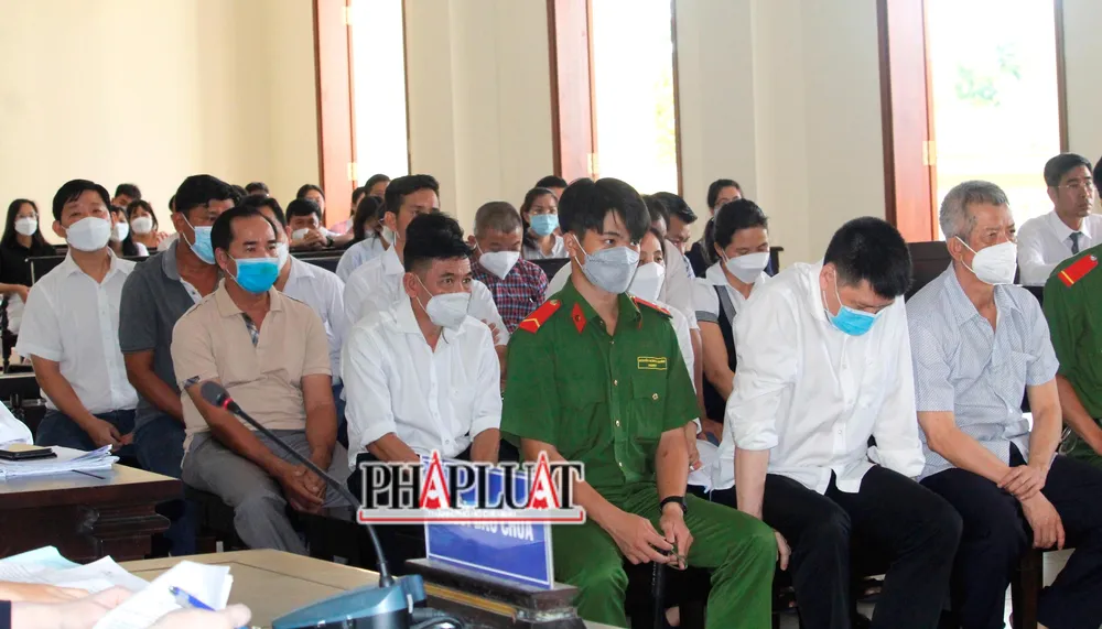 Các bị cáo tại tòa ngày 27-6. Ảnh: NHẪN NAM Các bị cáo tại tòa ngày 27-6. Ảnh: NHẪN NAM