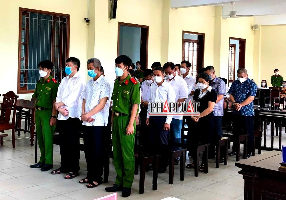 Các bị cáo nghe tòa tuyên án ngày 1-7. Ảnh: NHẪN NAM