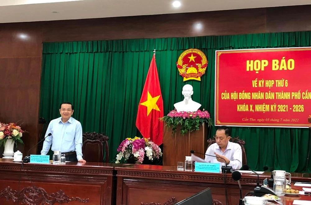 Lãnh đạo HĐND TP Cần Thơ thông tin tới cơ quan báo chí những nội dung cơ bản về kỳ họp thứ 6 (giữa năm). Ảnh: NHẪN NAM