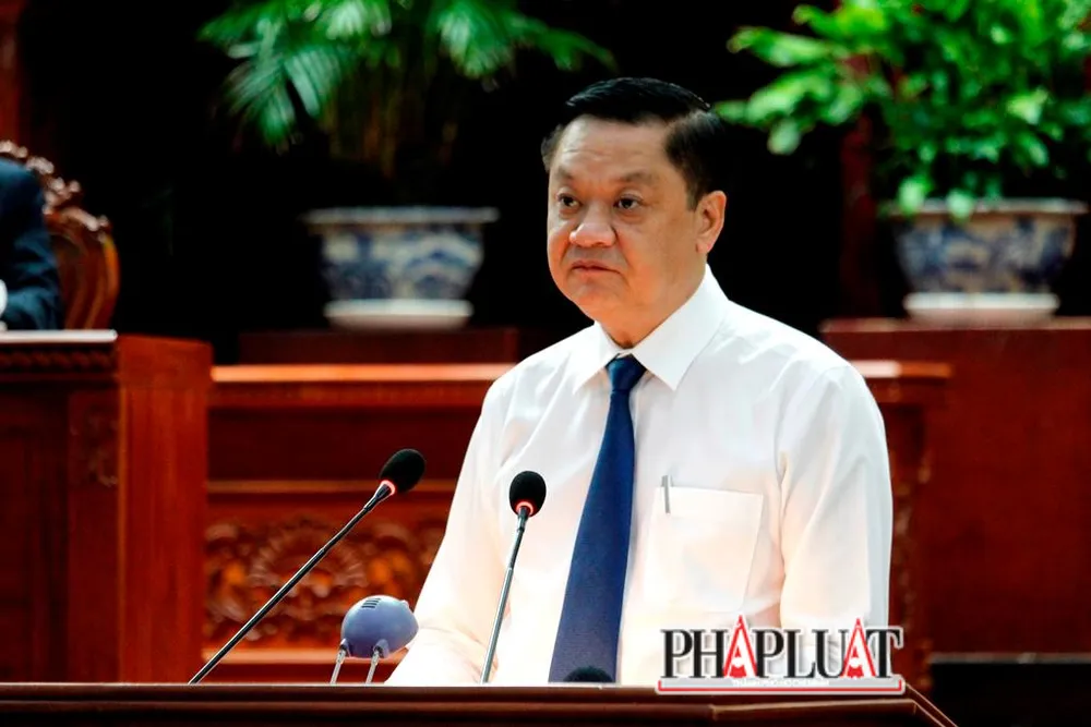 Phó Chủ tịch thường trực UBND TP Cần Thơ Dương Tấn Hiển báo cáo về tình hình kinh tế xã hội 6 tháng đầu năm. Ảnh: NHẪN NAM