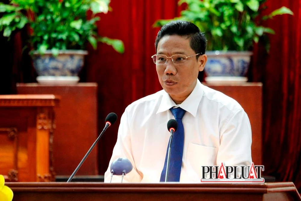 Phó Chủ tịch UBND TP Cần Thơ Nguyễn Thực Hiện báo cáo kết quả giải quyết kiến nghị cử tri tại kỳ họp HĐND TP Cần Thơ ngày 6-7. Ảnh: NHẪN NAM